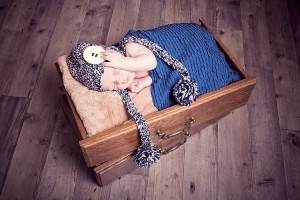 photographie-de-bebe-qui-dort-dans-un-tiroir-141