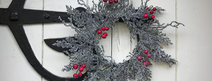 Decor – The History of Holiday Wreaths