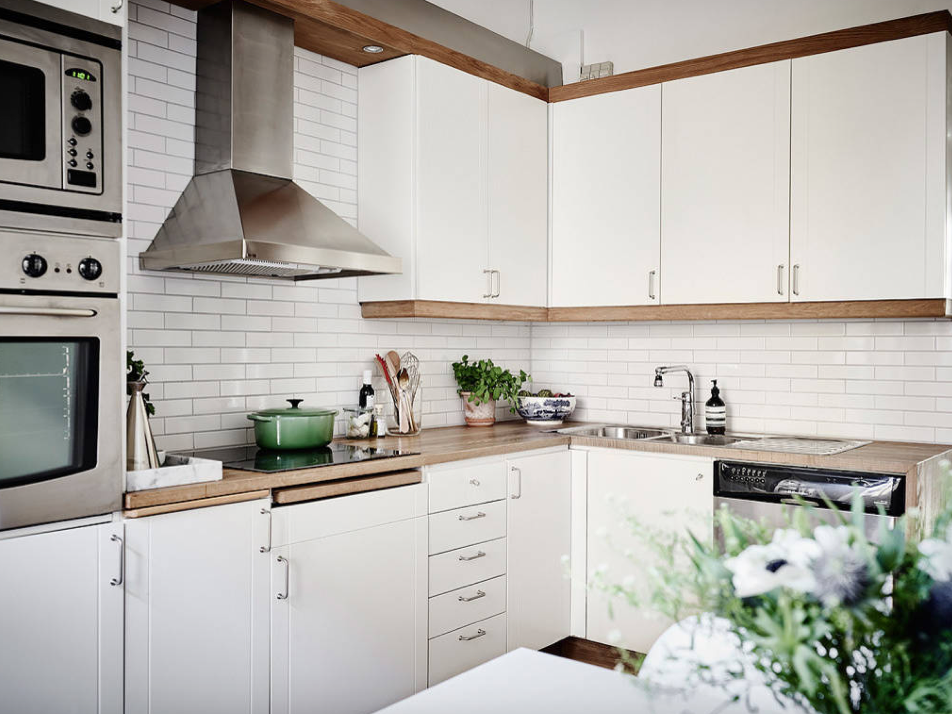 White subway tiles  18 ideas for the kitchen backsplash